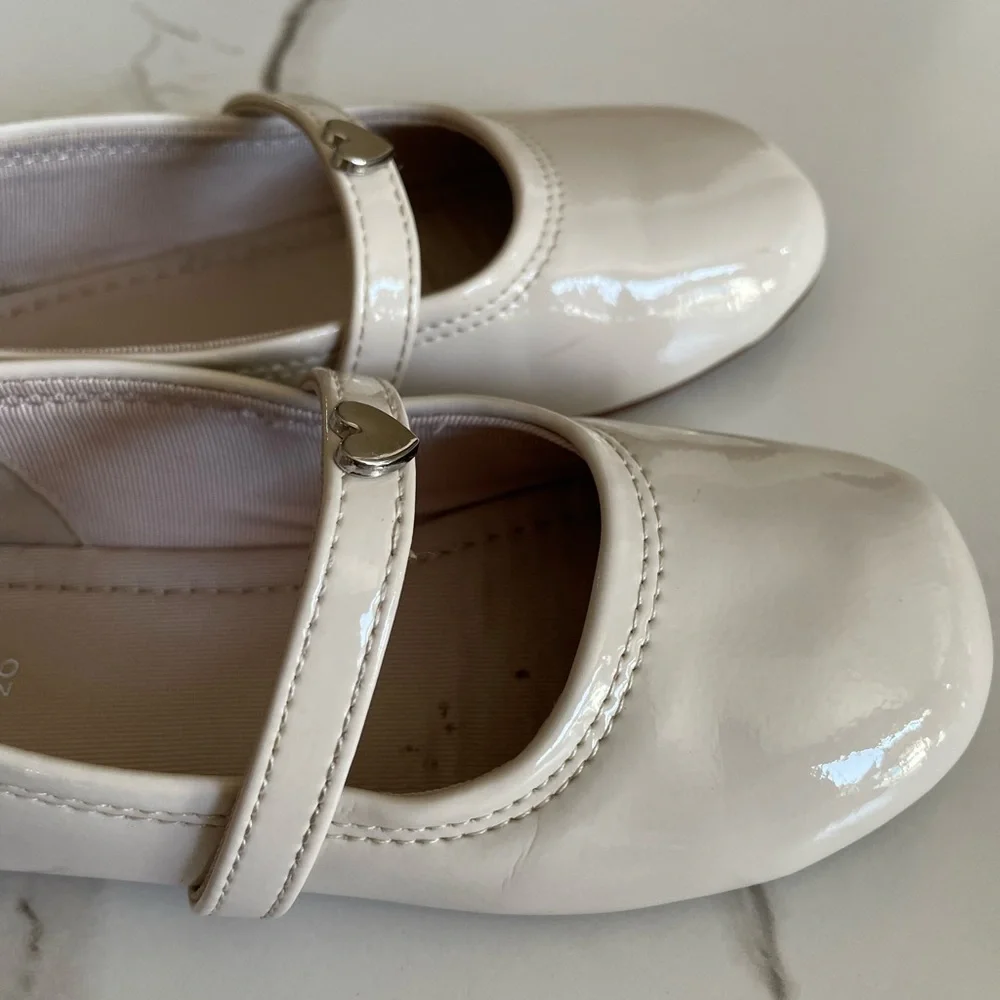 ZARA Girls Cream Patent Mary Jane Shoes with Heart Buckle